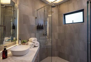 Shower, hair dryer, towels, shampoo - 6BR Modern Oceanfront Villa with Infinity Pool (Cancún)