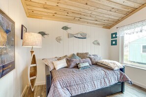 2 bedrooms, iron/ironing board, internet, bed sheets