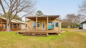 A small wooden cabin with a porch, a deck, and a covered seating area. - Crappie Fishing On Site! Lake Tawakoni Escape (East Tawakoni)