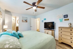 2 bedrooms, iron/ironing board, Internet, bed sheets - Crappie Fishing On Site! Lake Tawakoni Escape (East Tawakoni)