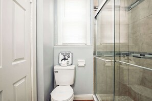 Shower, hair dryer, towels - Historic Gem Perfect for Groups and Long Stays (Columbus)