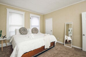 5 bedrooms, iron/ironing board, WiFi, bed sheets - Historic Gem Perfect for Groups and Long Stays (Columbus)