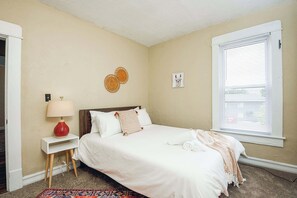 5 bedrooms, iron/ironing board, WiFi, bed sheets