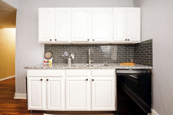 Fridge, microwave, stovetop, dishwasher