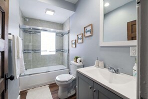 Dusche, Haartrockner, Handtücher, Shampoo
