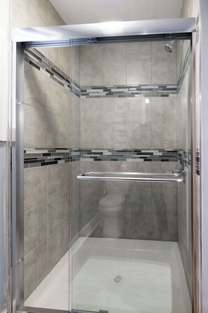 Dusche, Haartrockner, Handtücher, Shampoo