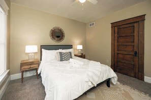 5 Schlafzimmer, Schreibtisch, Bügeleisen/Bügelbrett, WLAN