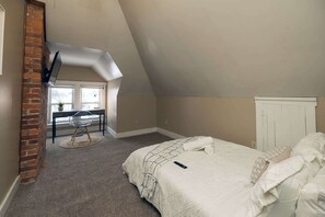 5 bedrooms, desk, iron/ironing board, WiFi