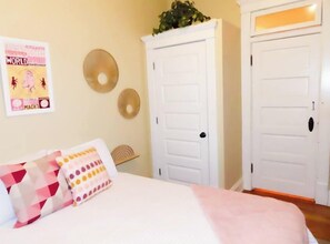 3 bedrooms, desk, iron/ironing board, WiFi