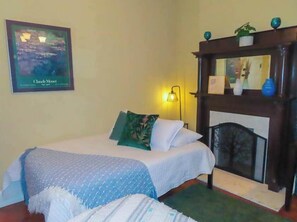 3 bedrooms, desk, iron/ironing board, WiFi - The Nook on Neil Walkable 3BR (Columbus)
