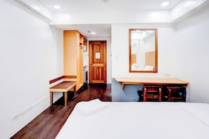 Deluxe Double Room - Townhouse Oak BRBlock Boutique & Residences, Kalayaan Avenue, Near Ayala Mall, Poblacion, Makati, Manila (Makati)