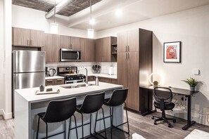 冷蔵庫、電子レンジ、オーブン、コンロ