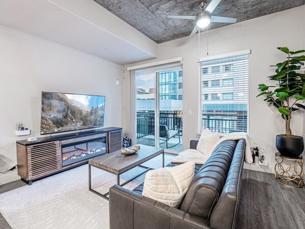 Smart TV, fireplace