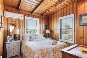 3 bedrooms, iron/ironing board, free WiFi, bed sheets - Wonderful Classic Beach Front Home with Direct Beach Access, Screened-In Porch Overlooking the Ocean (Oak Island)