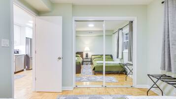 2 slaapkamers, een strijkplank/strijkijzer, internet, beddengoed