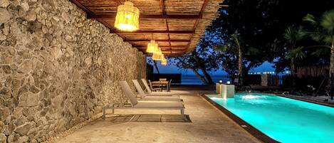 Piscine extérieure, chaises longues