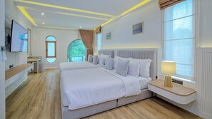 Familiekamer, uitzicht op tuin | Verduisterende gordijnen, een strijkplank/strijkijzer, gratis wifi