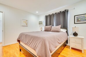 1 bedroom, Internet, bed sheets - 1 Mi to Dtwn Melrose: Cozy Condo w/ Patio (West Hollywood)