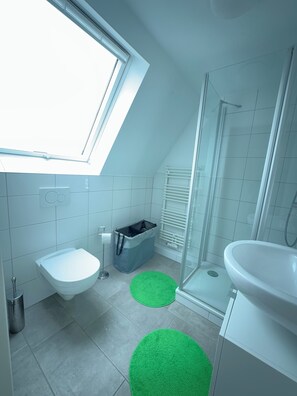 Shower, toilet paper - Vacation home with large garden for relaxing and romping around, close to the Baltic Sea (Lübeck)