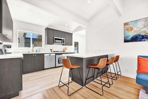 Kjøleskap, mikrobølgeovn, ovn og kokeplater