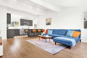 Televisión, chimenea y oficina 