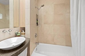 Dusche, Haartrockner, Handtücher, Shampoo