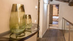 A hallway with a glass table displaying two clear glass vases. - Apartment in Cortona with 2 bedrooms sleeps 4 (Cortona)