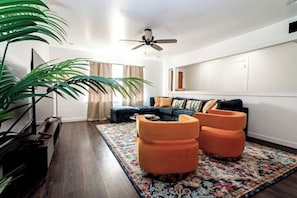 Smart-TV, Bücher, Stereoanlage