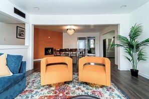 Smart TV, libros y estéreo 