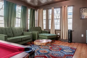 Smart TV, libros y estéreo 