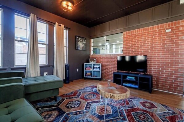 Smart-TV, Bücher, Stereoanlage