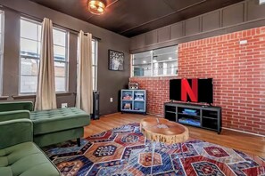 Smart TV, books, stereo