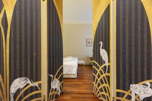 2 soverom, skrivebord, strykejern/-brett og reiseseng for barn