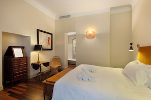 2 habitaciones, escritorio y tabla de planchar con plancha