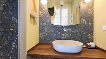 Regadera, secadora de cabello, bidet, toallas