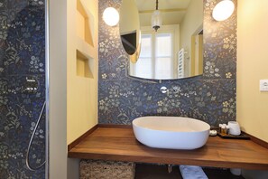 Doccia, asciugacapelli, bidet, asciugamani