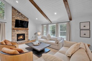 TV, fireplace - HotTub,FirePit,GameRoom,10Mins2JackFrostBigBoulder (Blakeslee)