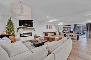 テレビ、暖炉、書庫