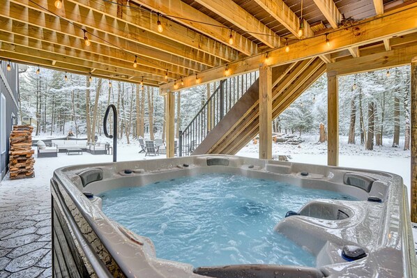 Outdoor spa tub