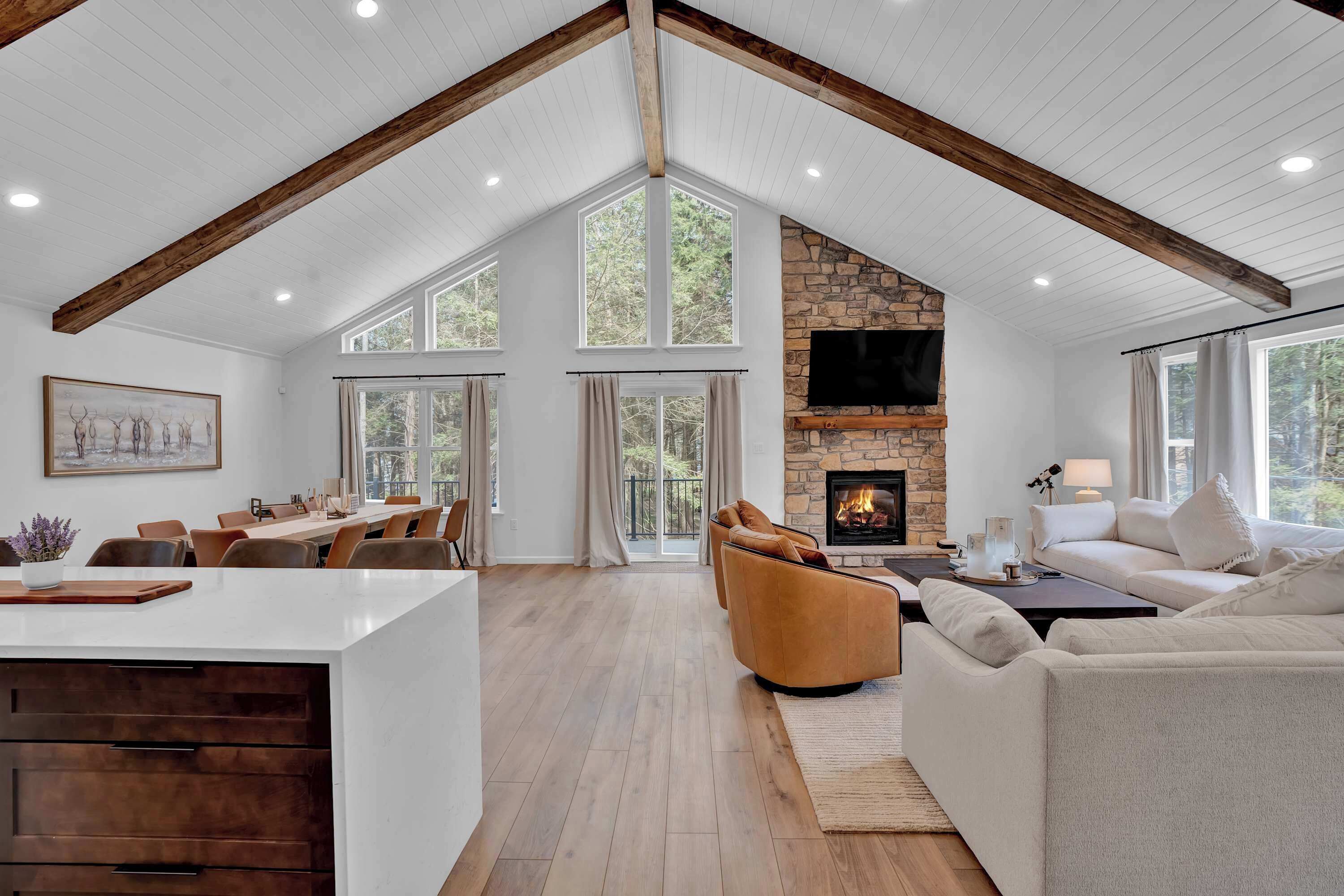 Een televisie en een open haard