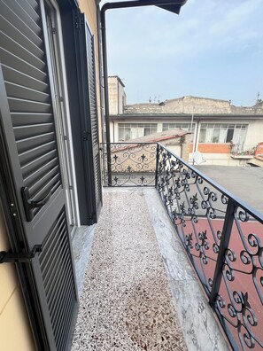 Exterior detail - Villa Fava is positioned on the slopes of Mount Massico 10 minutes from the sea (Falciano del Massico)