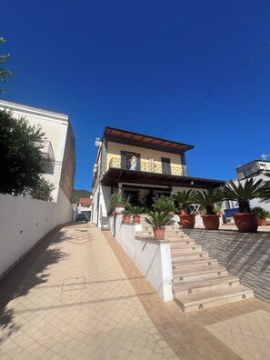 Exterior - Villa Fava is positioned on the slopes of Mount Massico 10 minutes from the sea (Falciano del Massico)