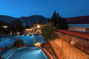 Una piscina al aire libre