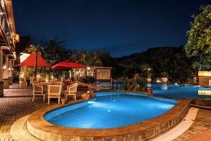 Una piscina al aire libre