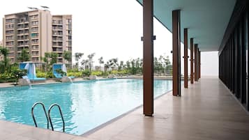 2 outdoor pools