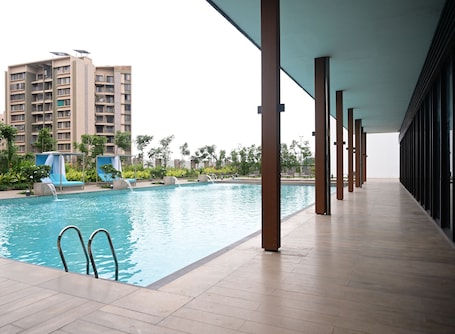 2 outdoor pools
