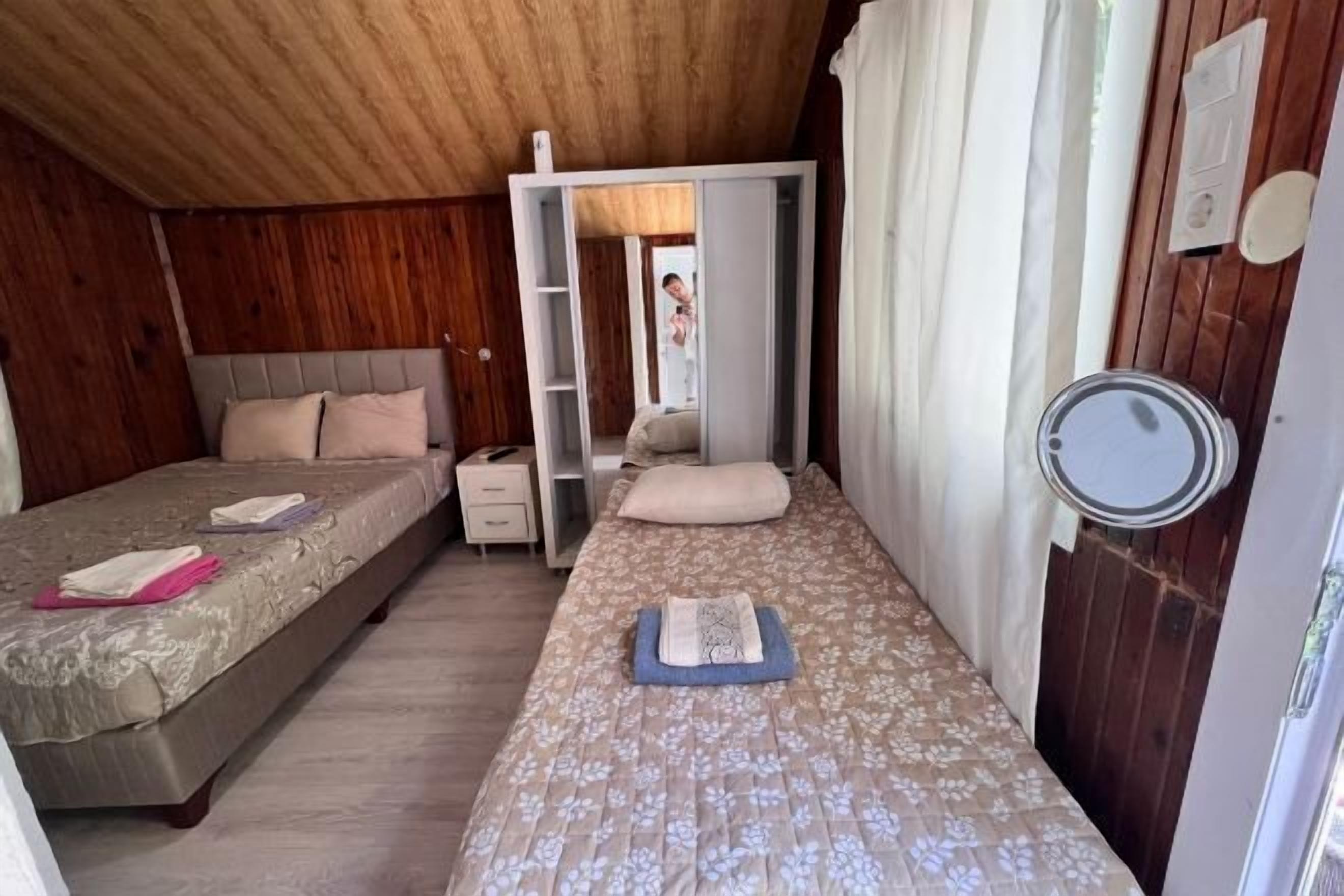 Két bảo mật tại phòng, bàn, màn/rèm cản sáng, phòng cách âm 