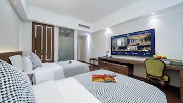 Habitación básica con 2 camas individuales, vistas a la ciudad | Escritorio, espacio para trabajar con un portátil, wifi gratis