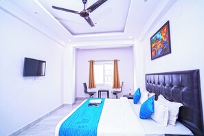 Deluxe Double Room, City View | Desk - Hotel Moon Taj Near Yashobhoomi (New Delhi)