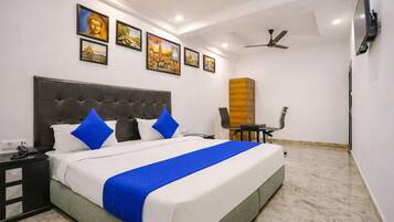 Deluxe Double Room, City View | Desk